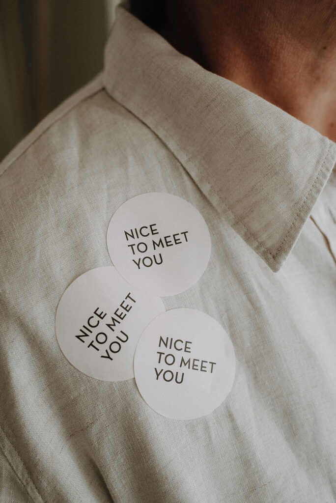 Marjolijn van de Pol terwijl ze een sticker draagt met de tekst ‘Nice to meet you’ – welkom in haar praktijk voor orthomoleculaire therapie.